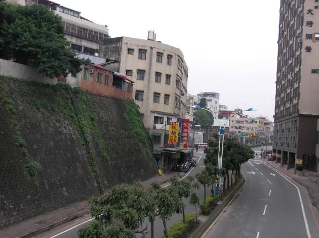 歩道橋から撮影した中山路